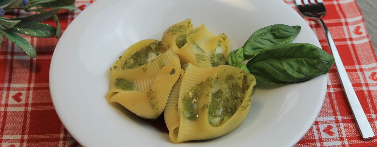 Conchiglioni ripieni di patate e pesto - Ricette Selenella