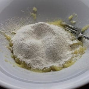 Aggiungere la farina