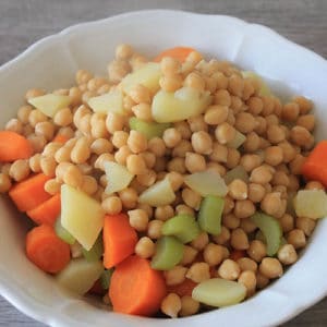 Bollire i ceci, le patate e le carote