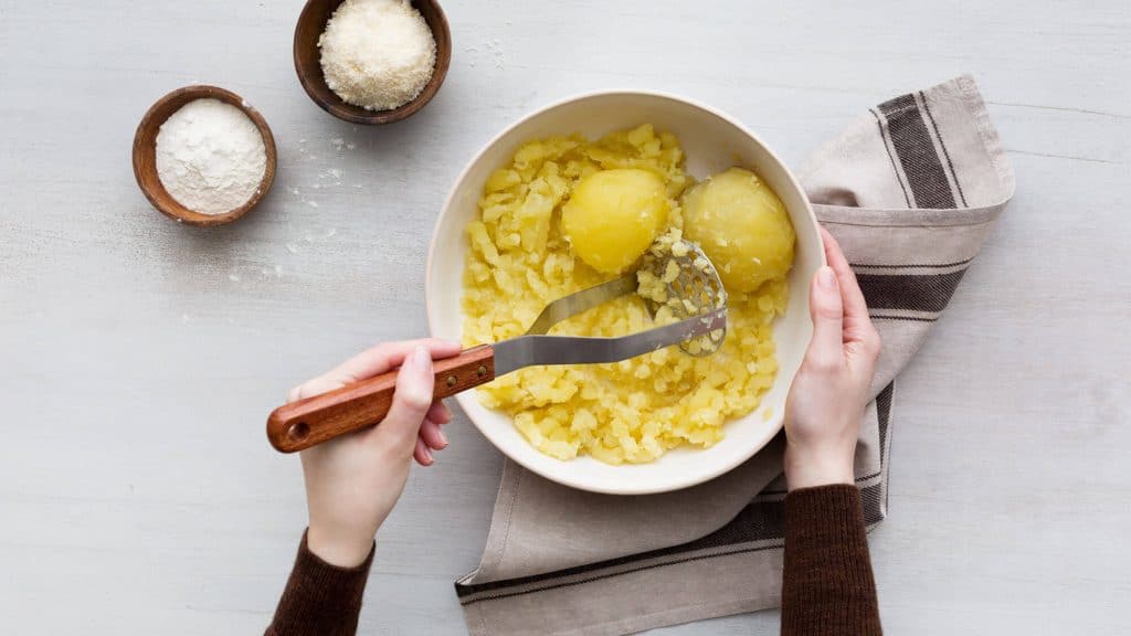 Gnocchi di patate con fonduta ai 4 formaggi e salame spadellato - Step 1 Gnocchi di patate con fonduta ai 4 formaggi e salame spadellato - Ricette Selenella