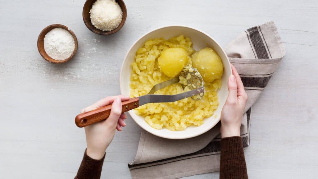 Gnocchi di patate con fonduta ai 4 formaggi e salame spadellato - Ricette Selenella