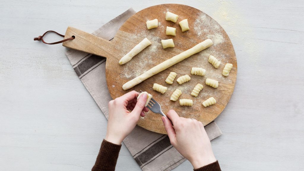 Gnocchi di patate con fonduta ai 4 formaggi e salame spadellato - Ricette Selenella