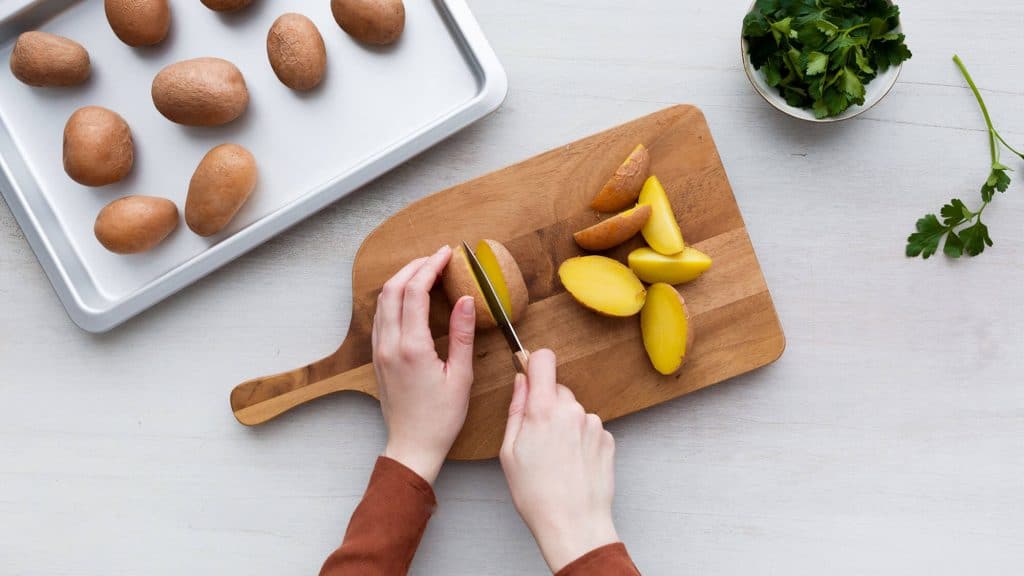 Insalata di patate al forno con prezzemolo e polpo - Ricette Selenella