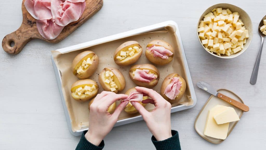 Patata al forno ripiena con prosciutto e fontina - Step 2 Patata al forno ripiena con prosciutto e fontina - Ricette Selenella