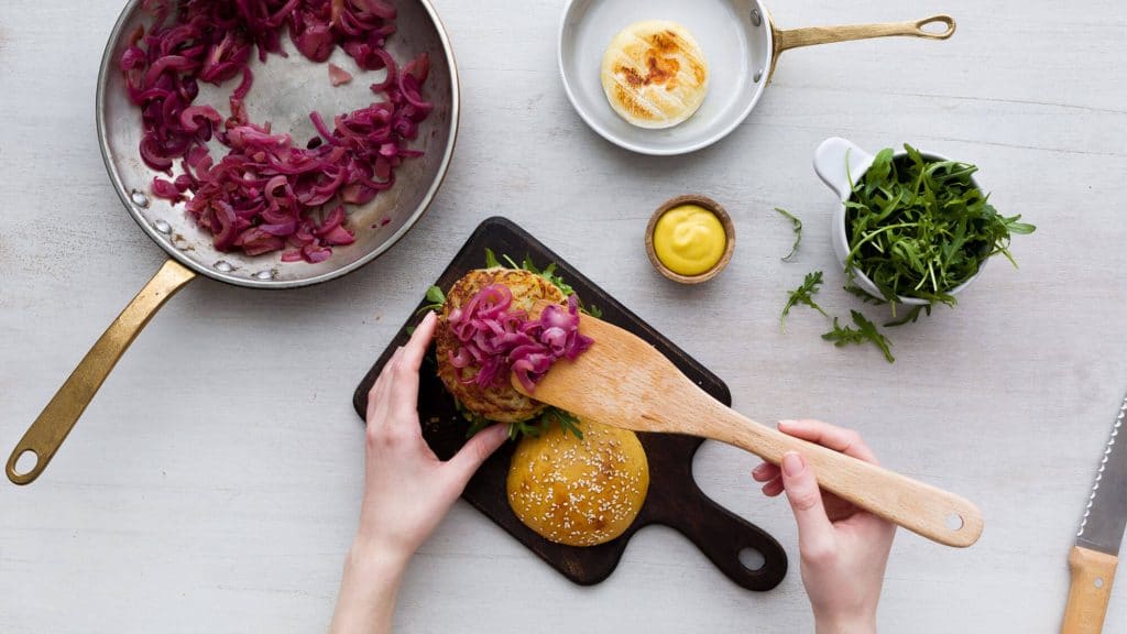 Burger con rosti di patate e cipolle in agrodolce - Ricette Selenella