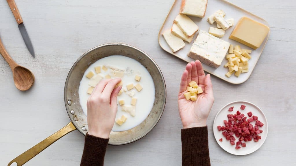 Gnocchi di patate con fonduta ai 4 formaggi e salame spadellato - Ricette Selenella