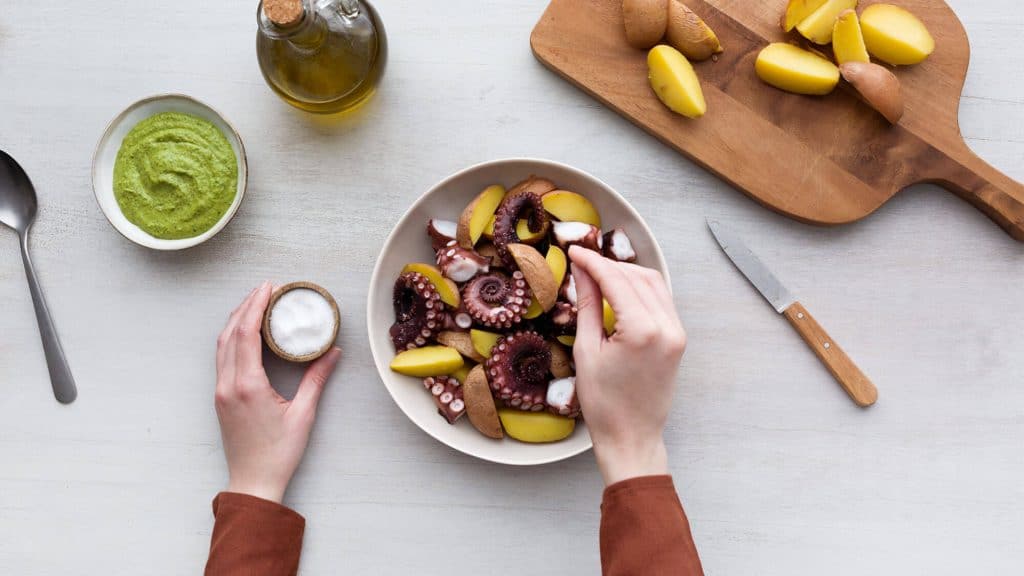 Insalata di patate al forno con prezzemolo e polpo - Ricette Selenella