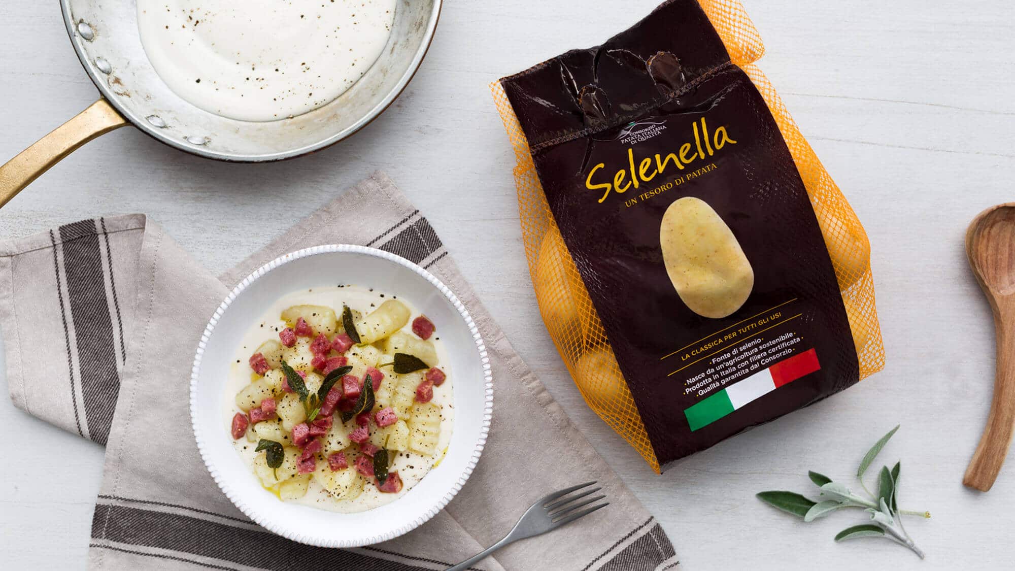 Gnocchi di patate con fonduta ai 4 formaggi e salame spadellato - Ricette Selenella