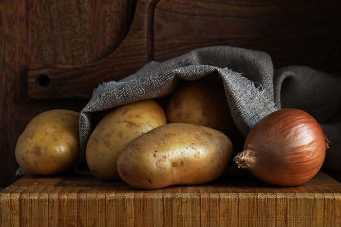 Cipolle e patate vicine