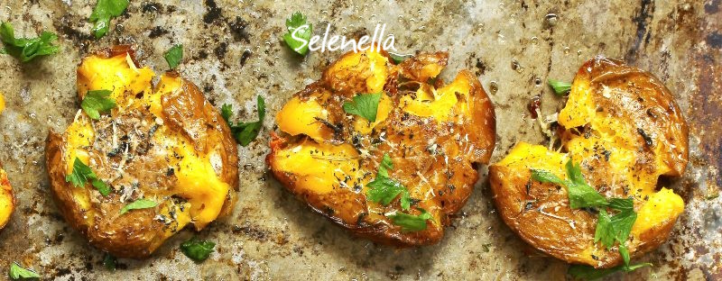 Patate schiacciate e farcite in forno, la ricetta - Il Blog di Selenella